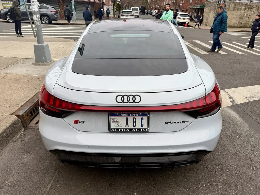 Audi e-tron GT 2025 | Oleg Yunakov | CC BY-SA 4.0 | commons.wikimedia.org