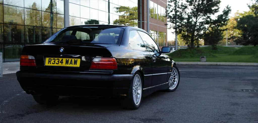 BMW 323IA 2000 | No machine-readable author provided. BetacommandBot assumed (based on copyright claims). | Public domain | commons.wikimedia.org