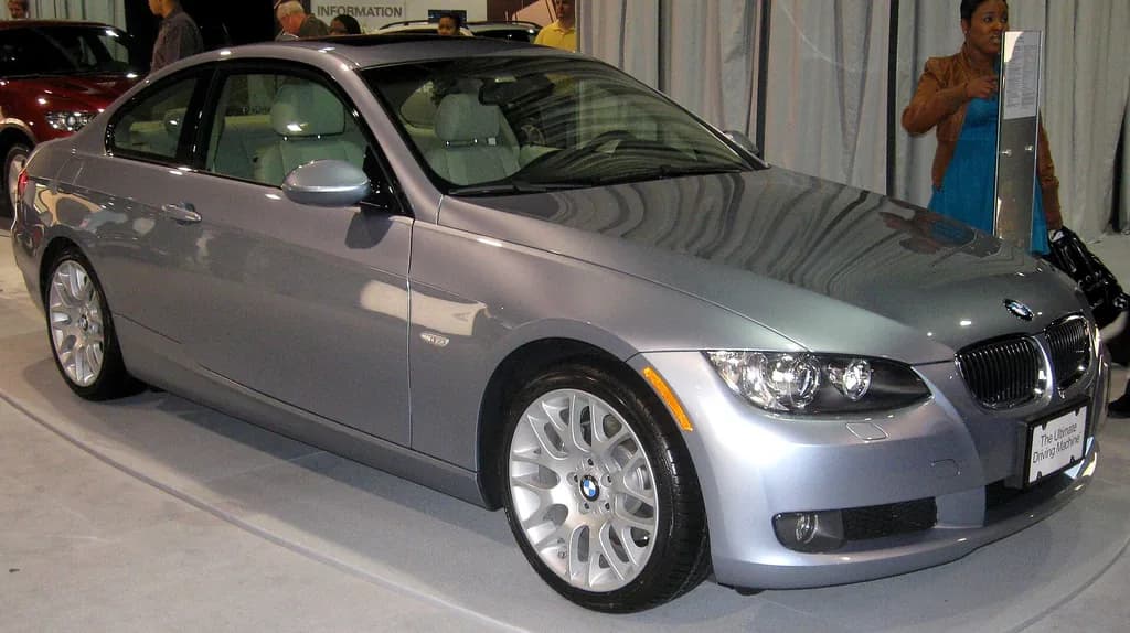 BMW 325IA 2009 | IFCAR | Public domain | commons.wikimedia.org