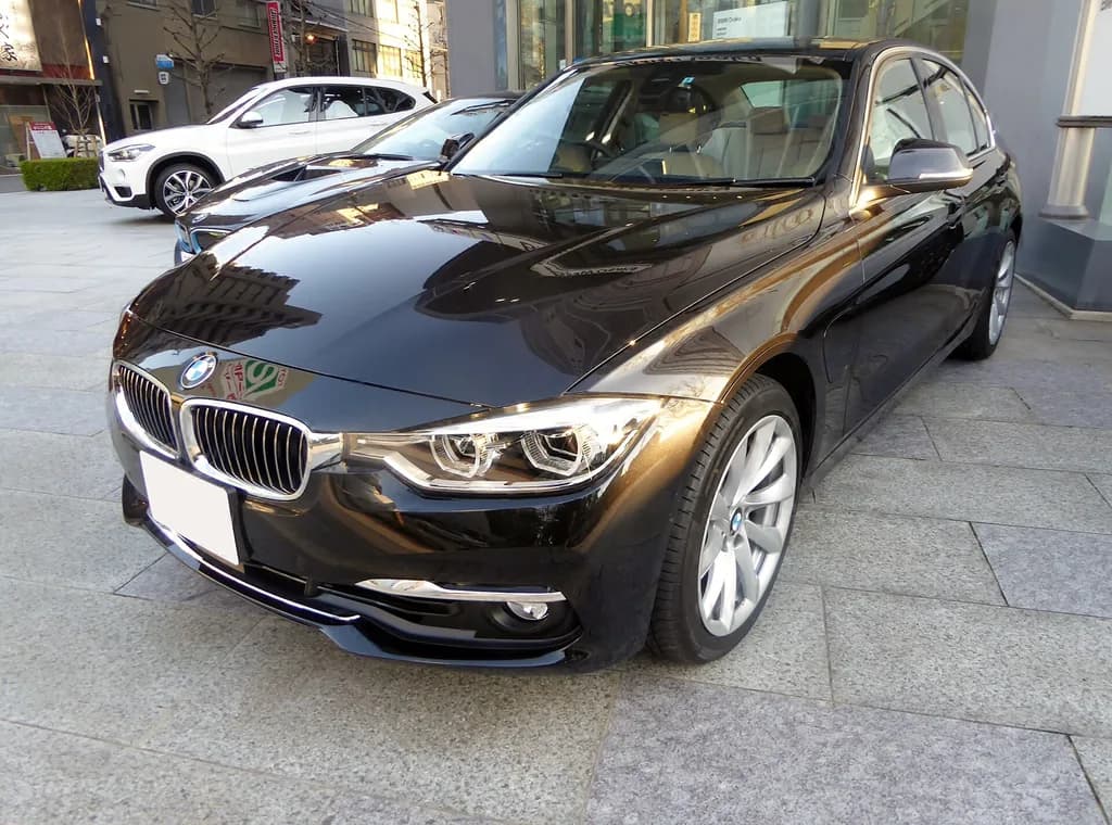 BMW 330E 2027 | Tokumeigakarinoaoshima | CC BY-SA 4.0 | commons.wikimedia.org
