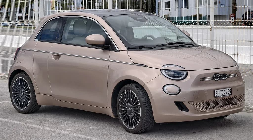 Fiat 500E 2026 | © M 93 | CC BY-SA 3.0 de | commons.wikimedia.org