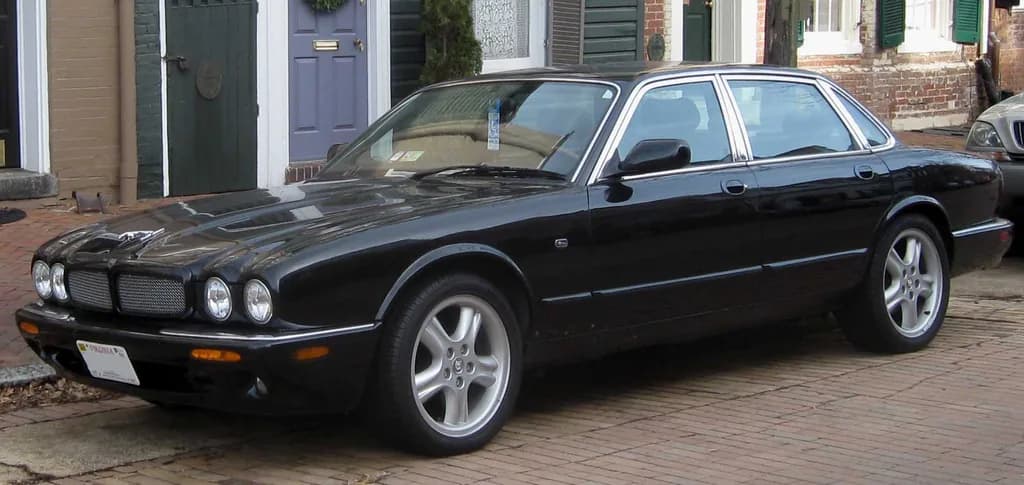 Jaguar Daimler 2000 | IFCAR | Public domain | commons.wikimedia.org