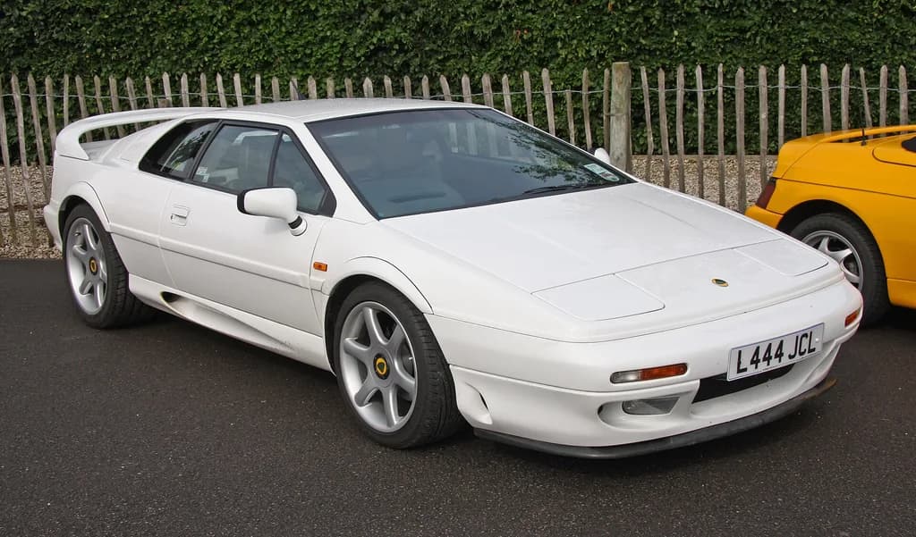 Lotus Esprit 1995 | Brian Snelson from Hockley, Essex, England | CC BY 2.0 | commons.wikimedia.org