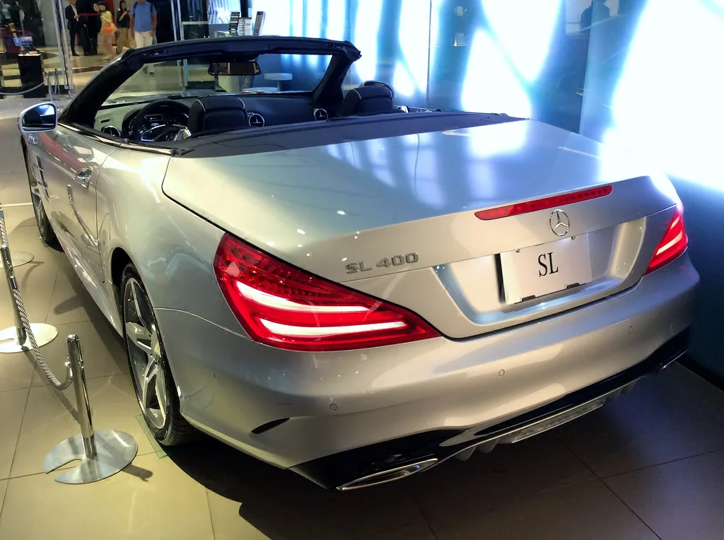 Mercedes-Benz E-400 2016 | Tokumeigakarinoaoshima | CC BY-SA 4.0 | commons.wikimedia.org