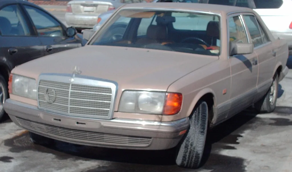 Mercedes-Benz SE-500 1993 | Bull-Doser | Public domain | commons.wikimedia.org