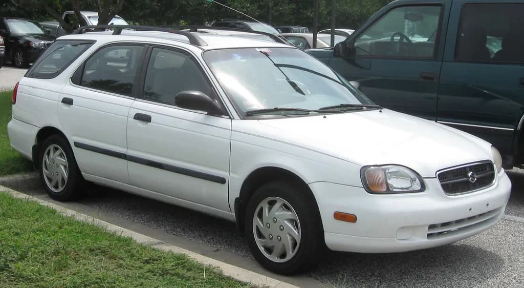 Suzuki Wagon 1999 | IFCAR | Public domain | commons.wikimedia.org
