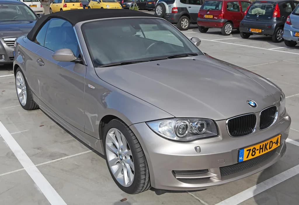 BMW 120IA 2009 | free photos & art | CC BY 2.0 | commons.wikimedia.org