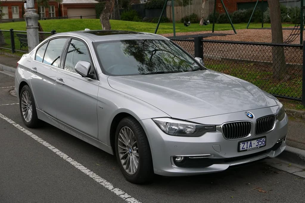 BMW 328IA 2012 | OSX | Public domain | commons.wikimedia.org