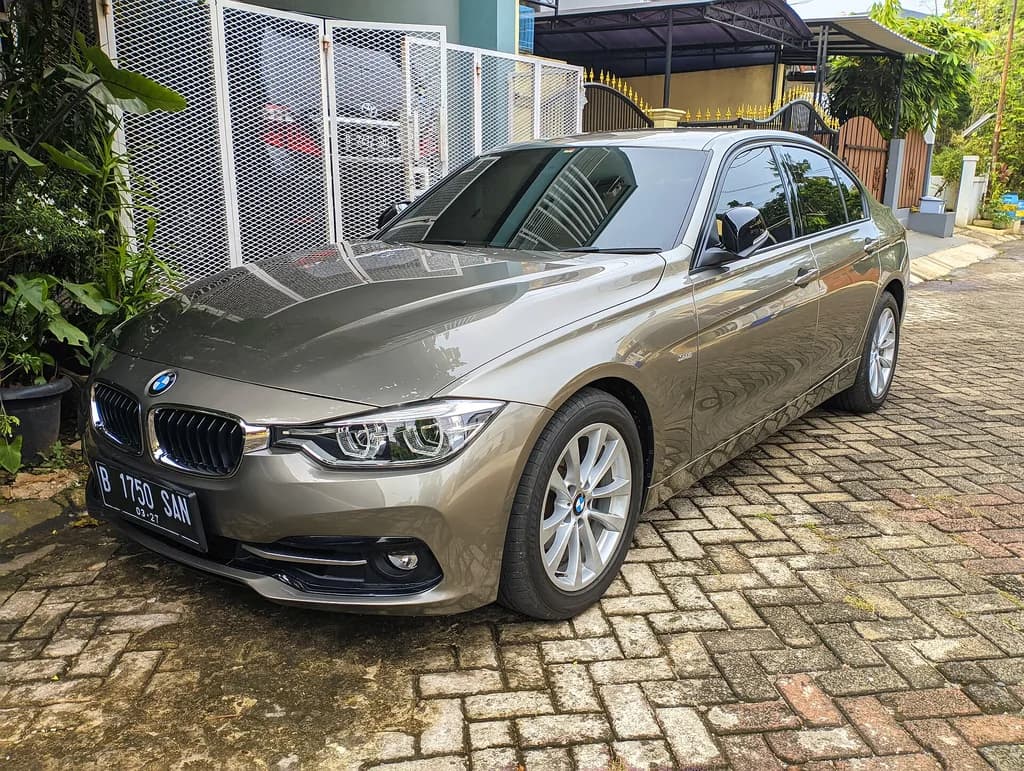 BMW 328IA 2016 | VulcanSphere | CC BY 4.0 | commons.wikimedia.org