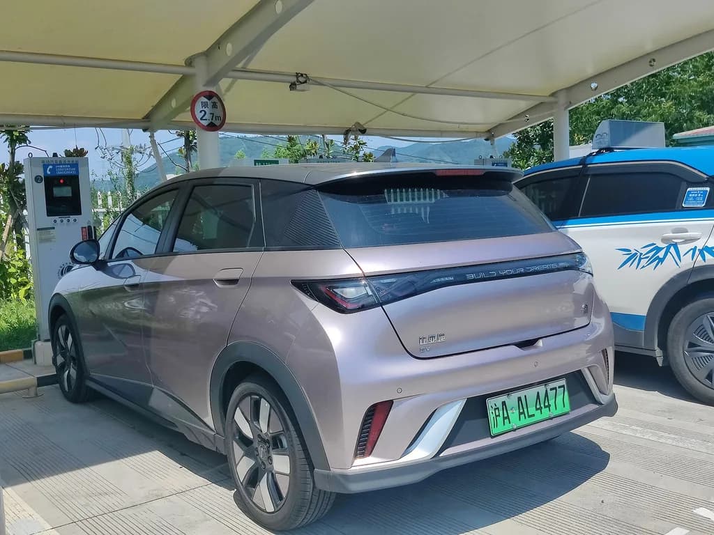 BYD Dolphin ou Volvo EX30: dois elétricos, duas faixas de preço