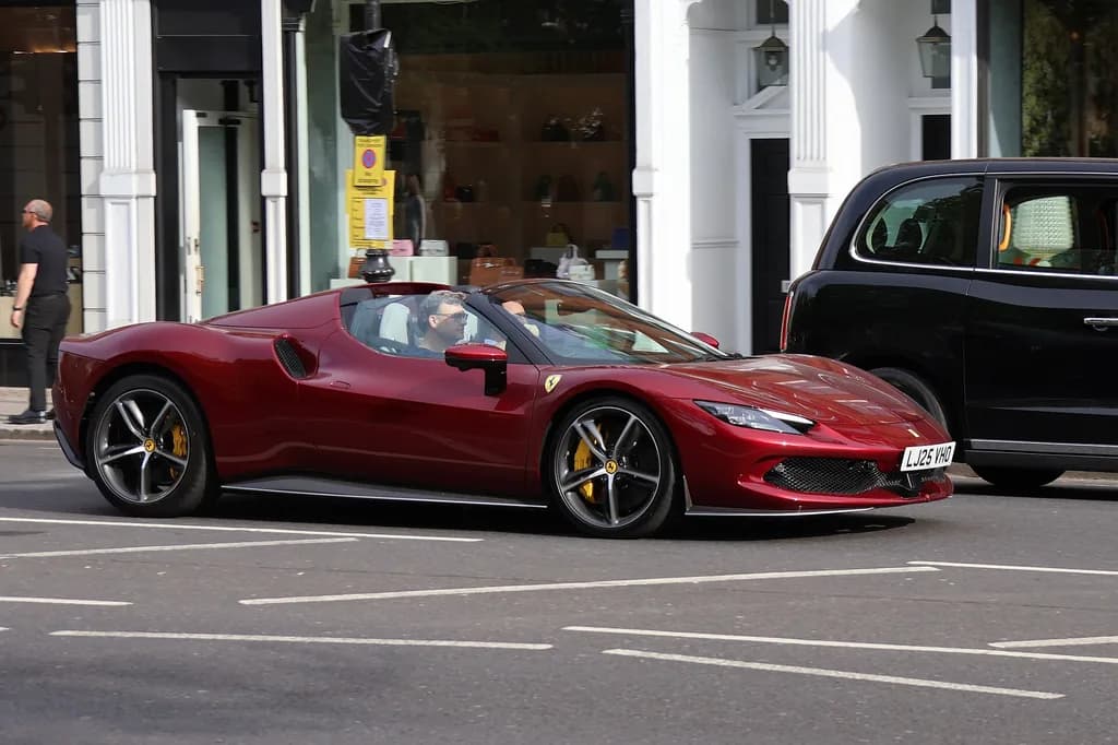 Ferrari 296 2027 | Hugh Llewelyn | CC BY-SA 2.0 | commons.wikimedia.org