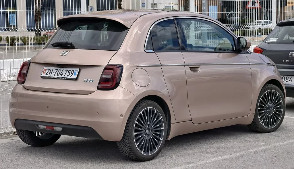Fiat 500E 2026 | © M 93 | CC BY-SA 3.0 de | commons.wikimedia.org