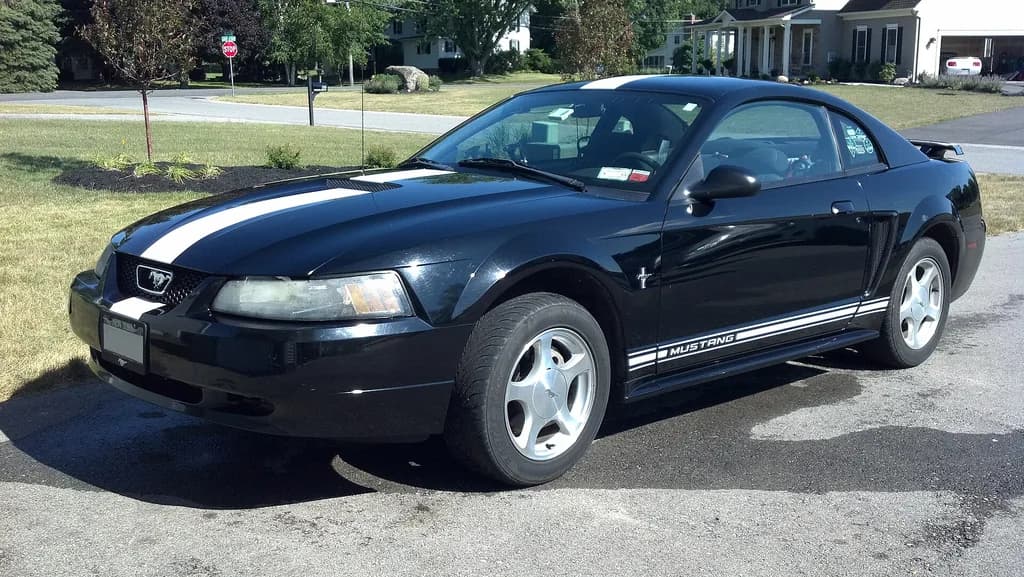 Ford Mustang 2000 | Jabartlett7 | CC BY-SA 3.0 | commons.wikimedia.org