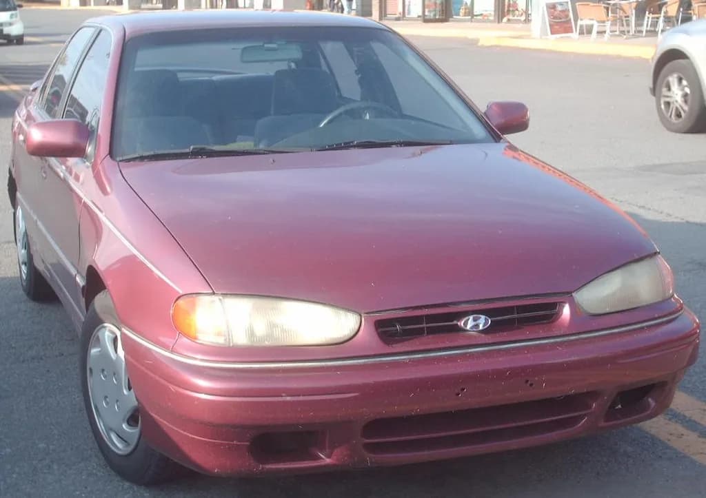 Hyundai Elantra 1994 | Bull-Doser | Public domain | commons.wikimedia.org