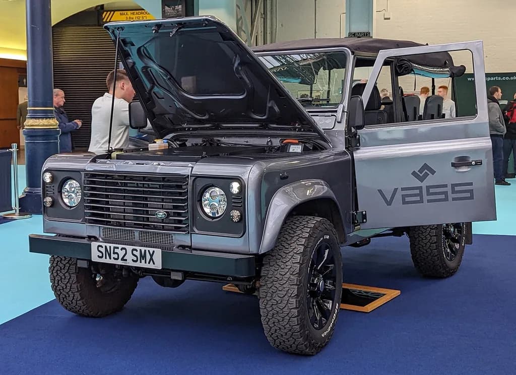 Land Rover Defender 2007 | Calreyn88 | CC BY-SA 4.0 | commons.wikimedia.org