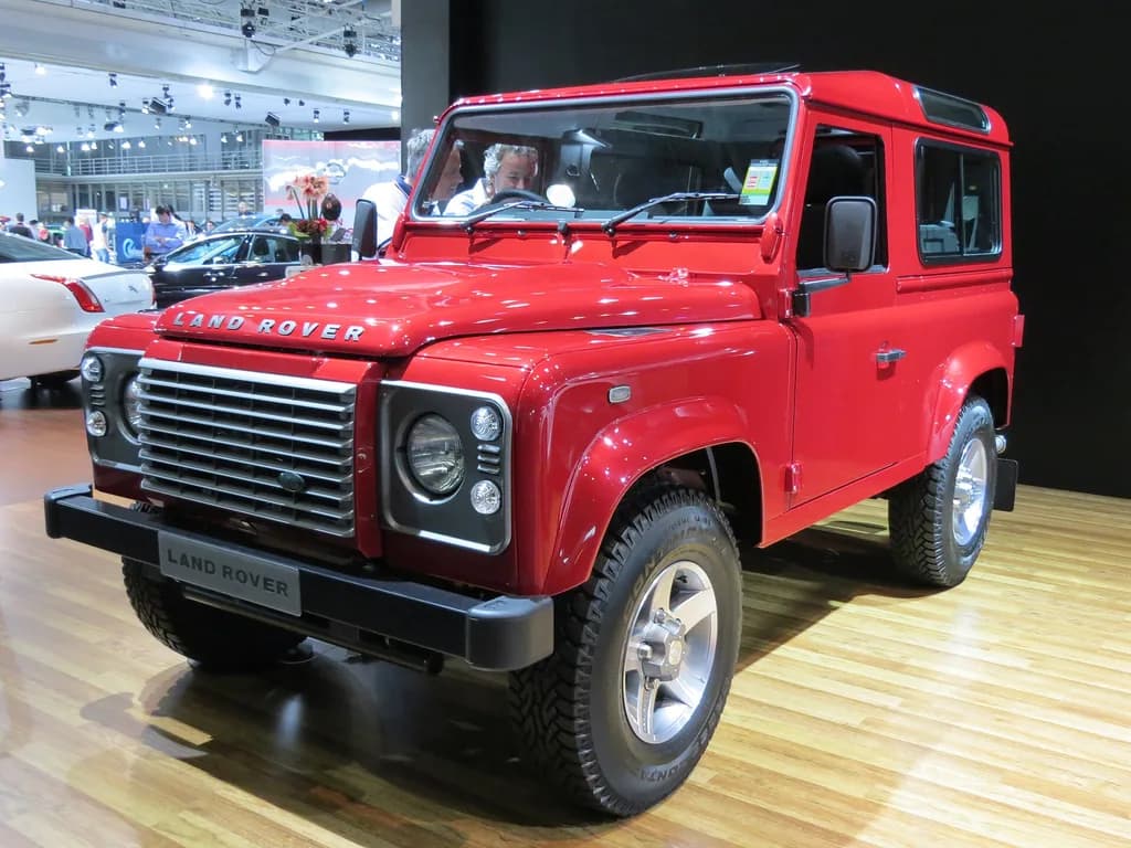 Land Rover Defender 2011 | OSX | Public domain | commons.wikimedia.org