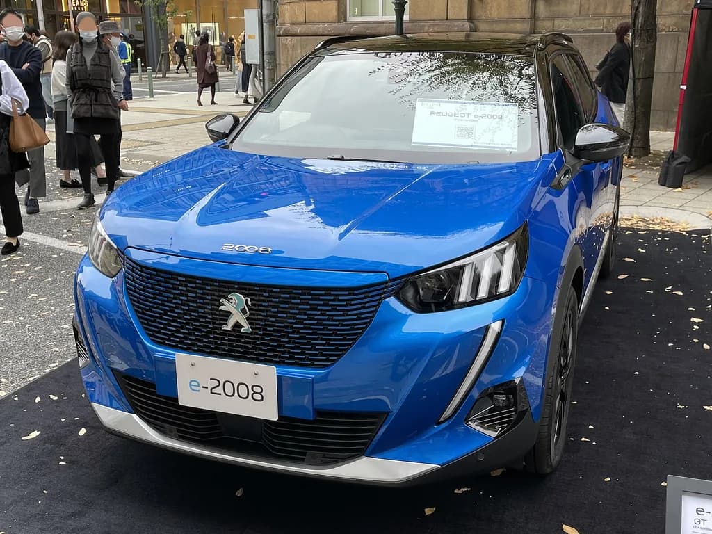 Peugeot E-2008 2023 | Tokumeigakarinoaoshima | CC BY-SA 4.0 | commons.wikimedia.org