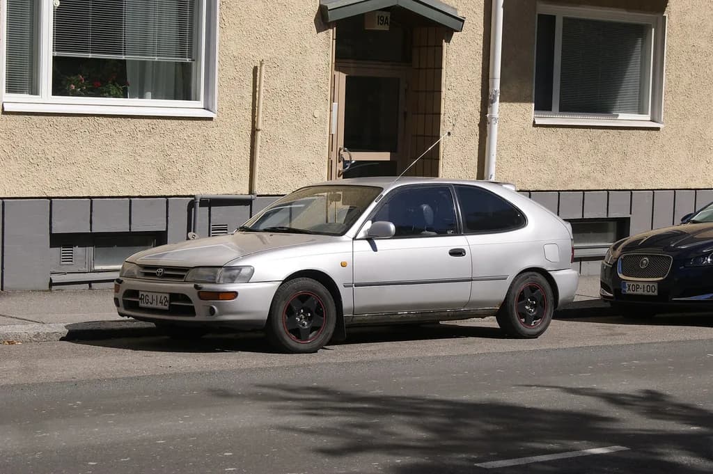 Toyota Corolla 1995 | Dogs.barking.duster.rolling | CC BY-SA 4.0 | commons.wikimedia.org